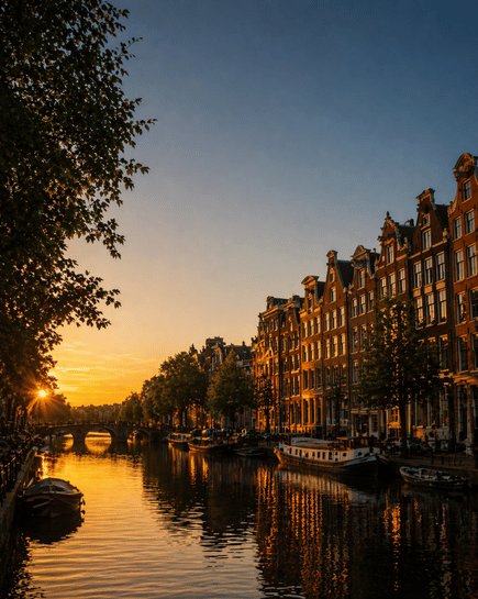 Gün batımı vaktinde Amsterdam kanal evleri