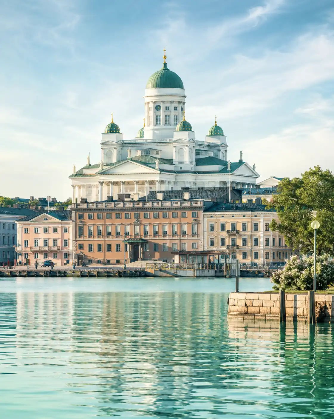 Finlandiya’nın başkenti Helsinki’de, Helsinki Katedrali ve deniz kıyısındaki tarihi şehir manzarası.