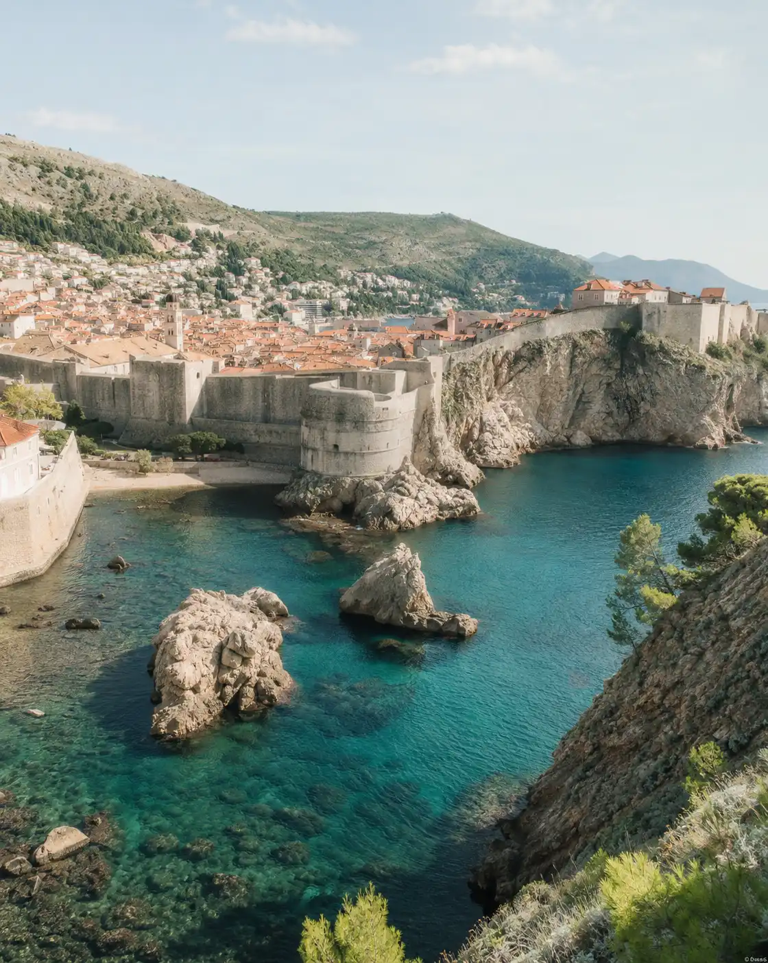 Hırvatistan’ın Dubrovnik kentinde tarihi surlar ve turkuaz renkli Adriyatik Denizi manzarası.