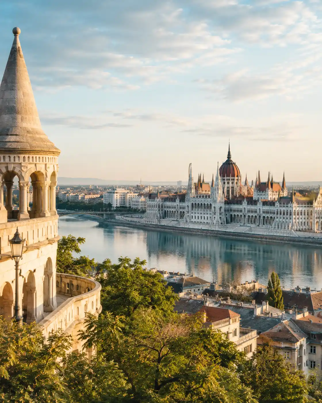 Budapeşte’de Balıkçı Tabyası’ndan Tuna Nehri ve Macaristan Parlamento Binası manzarası.