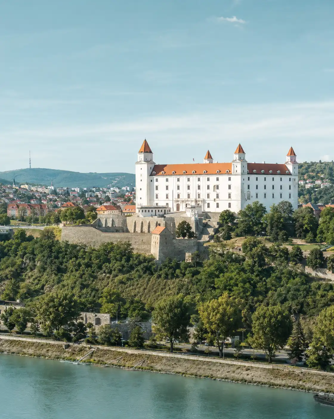 Slovakya’nın başkenti Bratislava’da, Tuna Nehri’ne bakan tepede yer alan tarihi Bratislava Kalesi.